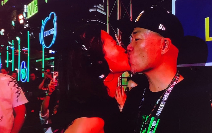 Nhạc sĩ Huy Tuấn bất ngờ công khai 'khóa môi' bà xã kém 14 tuổi Ảnh 2