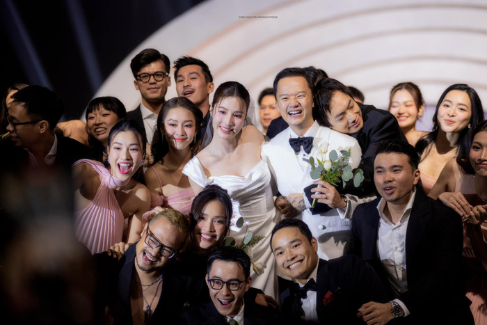 Đám cưới được tổ chức hoành tráng, ấm áp và ngập tràn hạnh phúc.