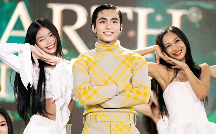 MONO 'gây sốt' với một hành động trong lúc biểu diễn trên sân khấu Miss Earth 2023 Ảnh 2