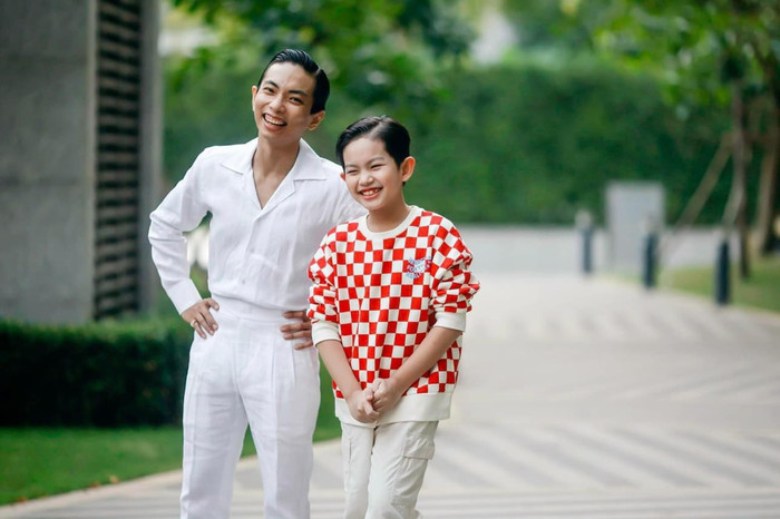 Dù nhỏ hơn Khánh Thi đến 12 tuổi, ông bố trẻ Phan Hiển vẫn luôn đảm đang phụ vợ chăm lo cho các con rất chu đáo.