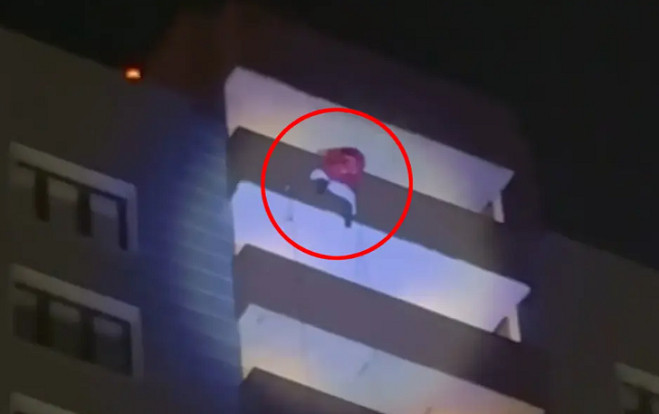 Xót xa 'ông già Noel' đang biểu diễn bất ngờ rơi từ tầng 24 tử vong ngay trước mắt khán giả Ảnh 2