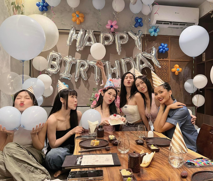 Trong bữa tiệc sinh nhật của Khổng Tú Quỳnh, Ninh Dương Lan Ngọc cũng có mặt