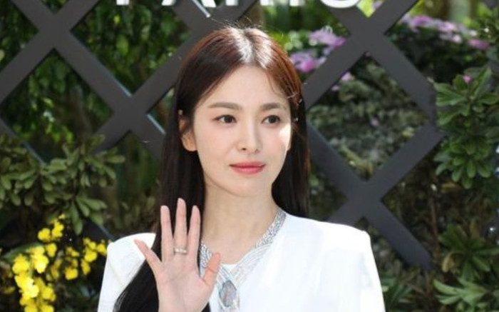 Song Hye Kyo có tình mới: Đẹp trai chẳng kém Lee Min Ho, còn từng không ngại ngần khẳng định chủ quyền Ảnh 2