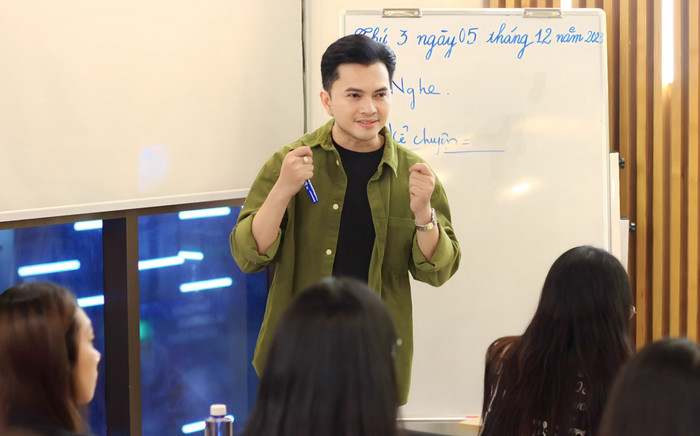 Nam ca sĩ Vbiz 39 tuổi ngồi giảng đường, 'đút túi' 3 bằng đại học và loạt cơ ngơi khủng Ảnh 2