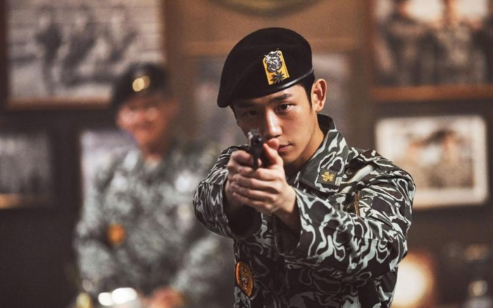 Jung Hae In tham gia 12.12: The Day với vai diễn nhỏ, trước đó anh gây dấu ấn ở D.P. 2 do Netflix sản xuất.