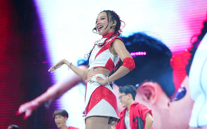 Sân khấu 'debut' của hotgirl Vietnam Idol khiến gần 50.000 khán giả trầm trồ Ảnh 2