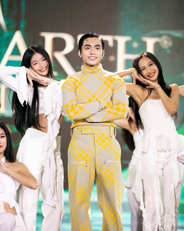 Trong đêm Chung kết Miss Earth 2023 được tổ chức tại Việt Nam, MONO cũng đã trình diễn ca khúc Em xinh và nhận được hiệu ứng rất tích cực từ người nghe.