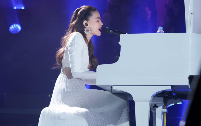 Hồ Ngọc Hà tự đệm piano, trình diễn hit chục triệu view: Xứng danh 'Nữ hoàng giải trí' của showbiz Việt! Ảnh 2