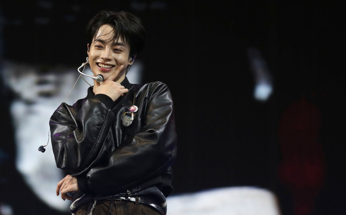 Hanbin Ngô Ngọc Hưng lao xuống sân khấu lúc đang biểu diễn, hành động của bảo vệ gây xôn xao Ảnh 2