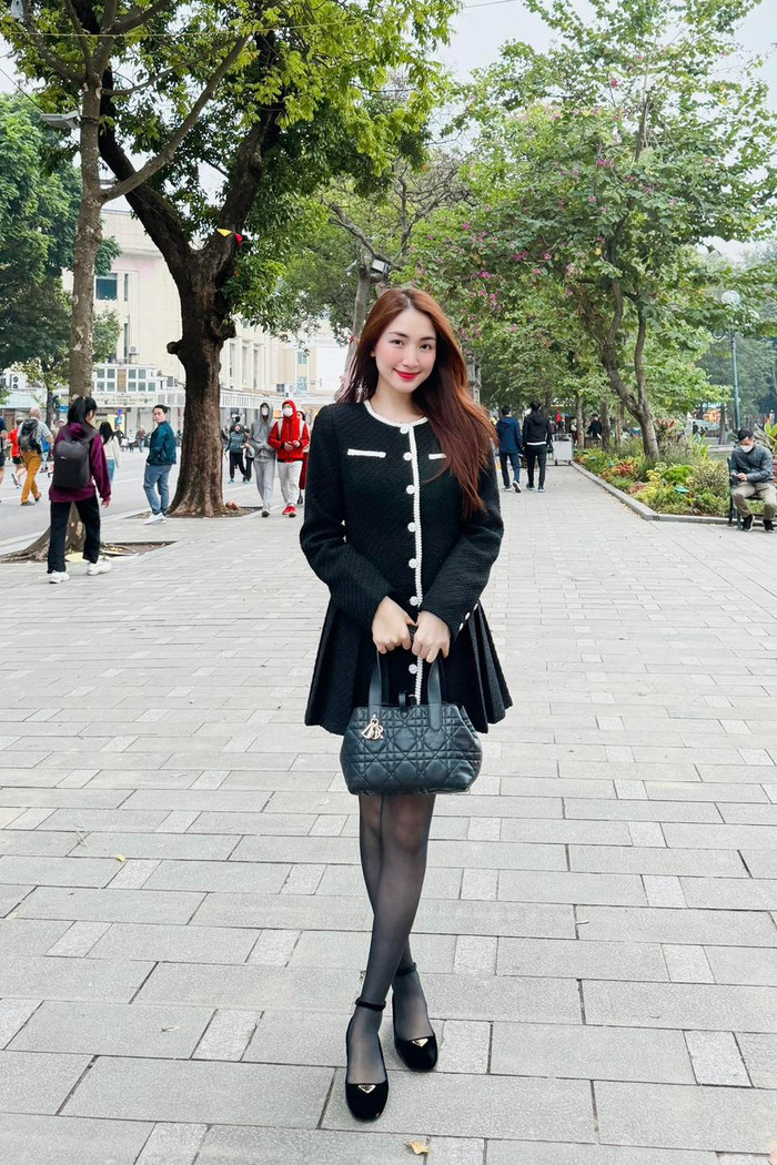 Hòa Minzy từng vui vẻ cho biết cô đã 'kéo chân' trong ảnh để có đôi chân dài hơn