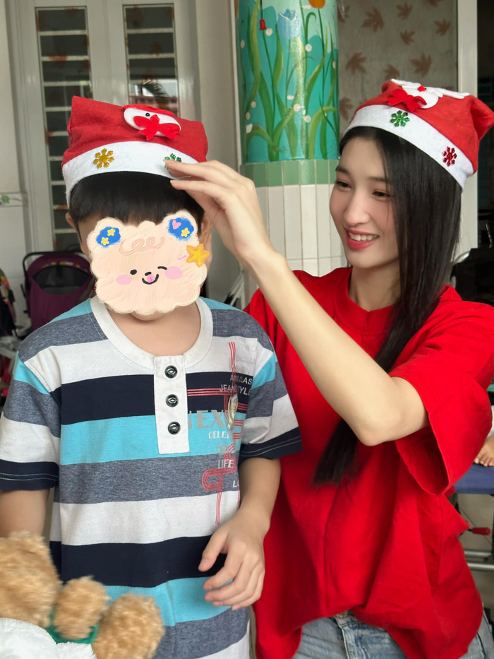 Á hậu Phương Nhi vẫn chăm chỉ làm việc tốt vào mùa Giáng sinh. Cô ăn mặc đơn giản áo thun với quần jeans và mang nhiều phần quà như quà gồm sữa, tã, bánh, gấu bông và tập vở đến tặng các em nhỏ tại nhiều mái ấm khác nhau. 