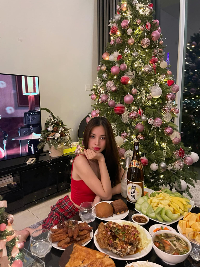 Noel đến, Tiểu Vy dành thời gian ở nhà để tận hưởng không gian ấm áp cùng bạn bè khi phải xa bố mẹ. Cô diện áo thun hai dây đỏ cùng quần sọc xanh đậm chất giáng sinh. 