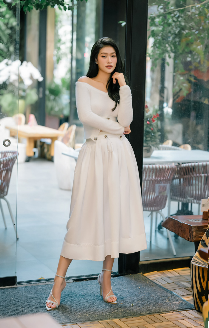 Không sử dụng tông đỏ như những người đẹp khác, Thiên Ân được ví như 'bông tuyết trắng' với bộ cánh kín cổng cao tường, thanh lịch kết hợp cùng giày màu bạc lấp lánh. 