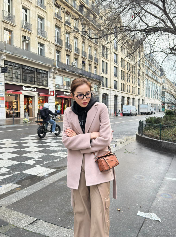Kỳ Duyên chọn đi du lịch vào trời đông tháng 12 ở Châu Âu. Ngày 24/12 vừa qua, người đẹp mặc tông màu trung tính như hồng pastel, nâu camel đi kèm với khăn choàng cổ đen ấm áp. 