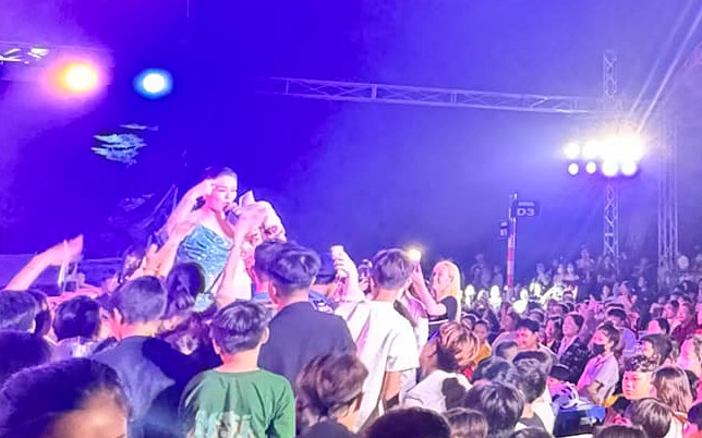 Nổi tiếng giàu 'nứt vách' trong showbiz, nữ ca sĩ vẫn nhận lời đi hát hội chợ Ảnh 2