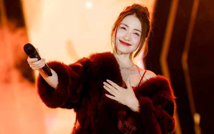 Hòa Minzy yêu kiều tựa công nương đi hát, nhờ khán giả 'hát hộ' và cái kết bất ngờ Ảnh 2