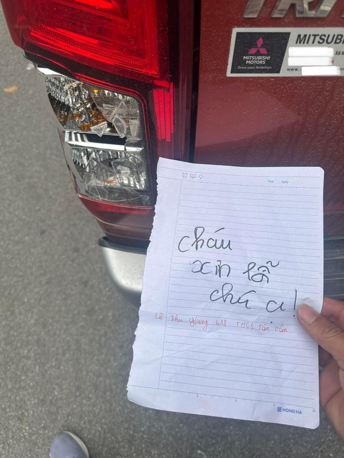 Không may đụng vỡ lớp kính bên ngoài đèn xe, nữ sinh để lại mẩu giấy xin lỗi