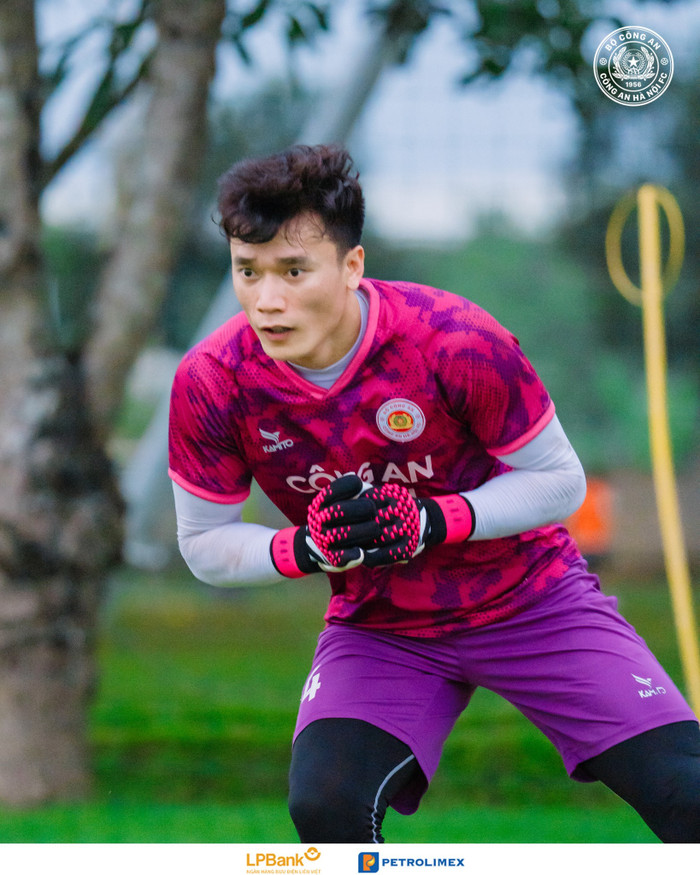 Không loại trử khả năng CLB HAGL sẽ có thủ môn Bùi Tiến Dũng ở giai đoạn lượt về mùa giải năm nay. Ảnh: CLB CAHN