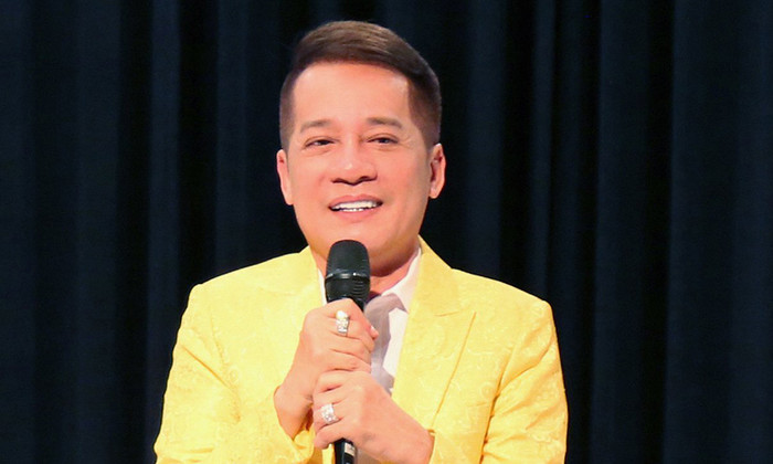 Nam nghệ sĩ bị chửi xấu và lùn, còn bị đuổi ra khỏi nhà.
