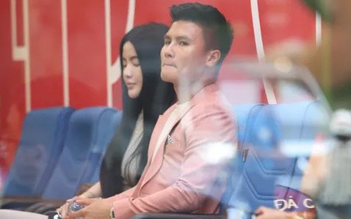 Nam cầu thủ ấn ý chuyện có tin vui trong thời gian tới.