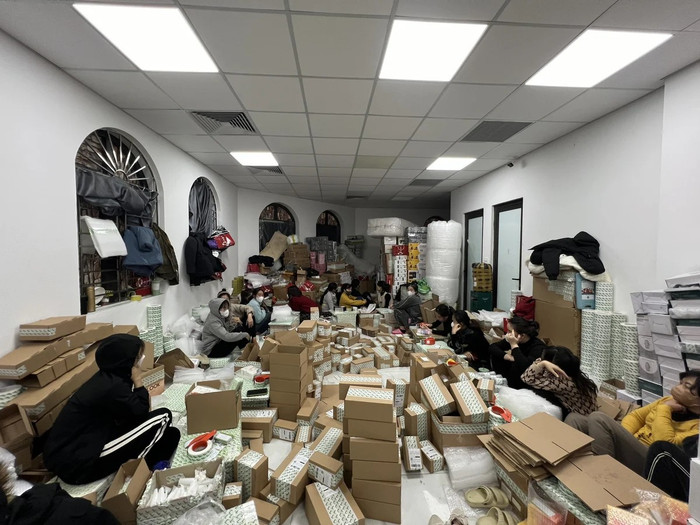 Tại đây có hơn 60 nhân viên đóng gói, hàng ngày xuất hành nghìn đơn hàng. (Ảnh: MXH).