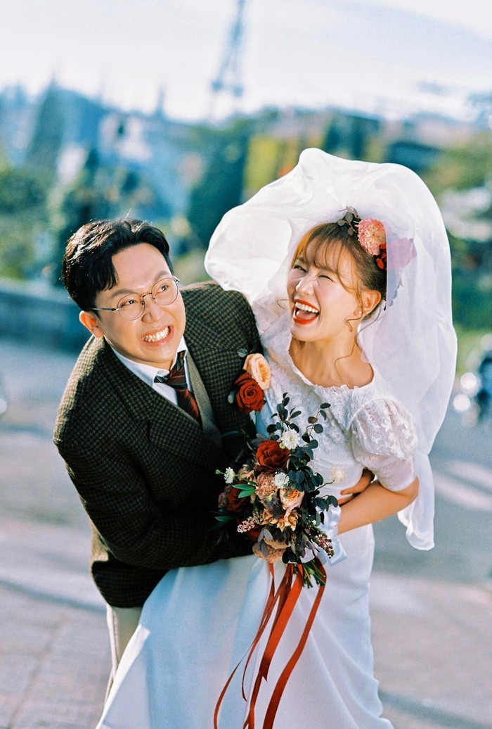 Trấn Thành và Hari Won trong bộ ảnh kỷ niệm 7 năm ngày cưới.