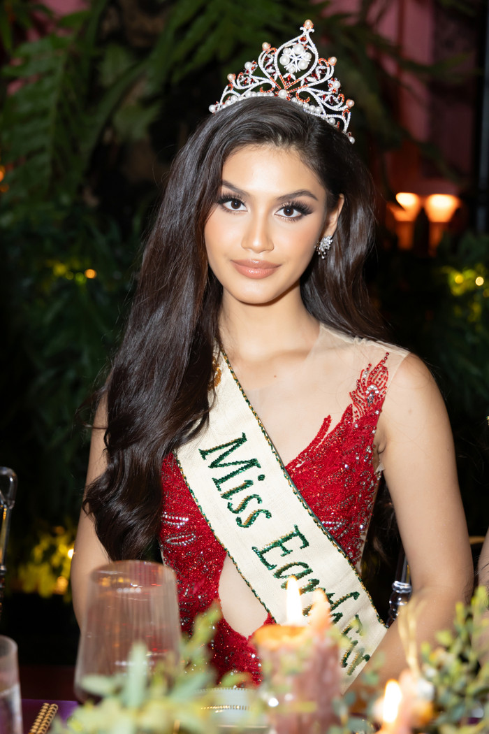Á hậu 3 - Cora Bliault đẹp sắc xảo trong thiết kế màu đỏ rực đúng với danh hiệu 'Miss Earth Fire' vừa được trao tặng. 