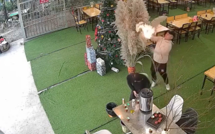 Đang yên đang lành lại châm lửa vào bông lau, thanh niên khiến nhiều người được phen hú hồn Ảnh 2