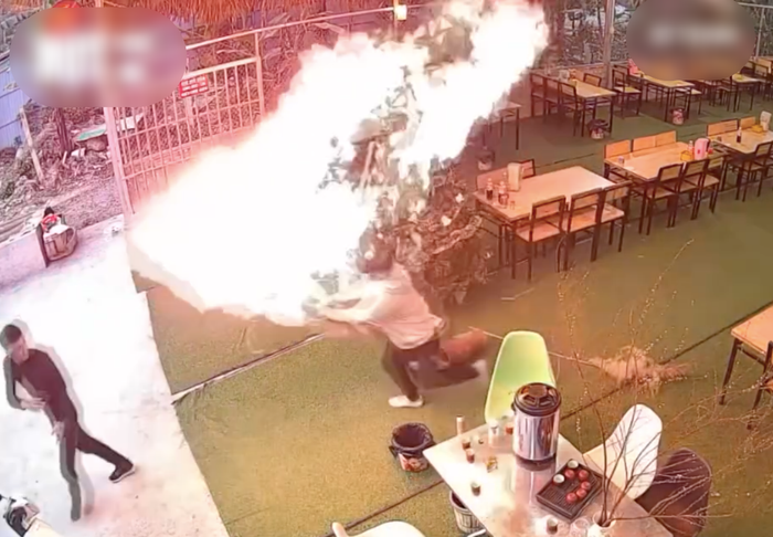 Vội vàng ôm cả chậu bông lau rực lửa và chạy ra khỏi quán.