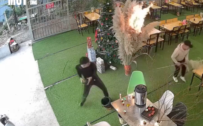 Rút cây cháy ban đầu ra khỏi chậu nhưng đã quá muộn.