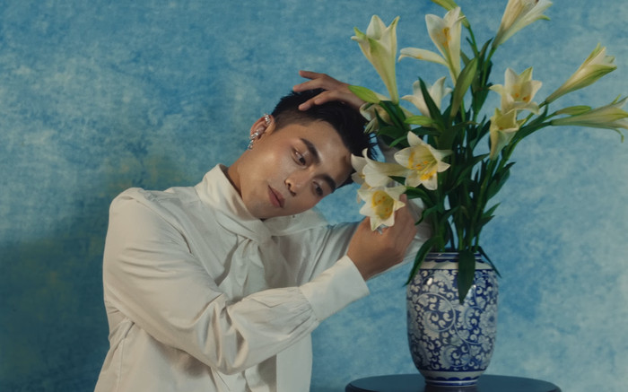 MONO 'gây sốt' khi cosplay hình tượng 'Thiếu nữ bên hoa huệ' trong MV mới, giống hệt một nhân vật Ảnh 2