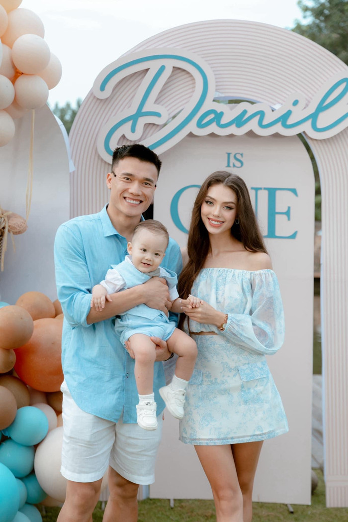Anh thường xuyên chia sẻ những khoảnh khắc phụ vợ chăm sóc quý tử.
