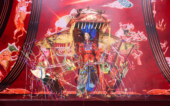 Hành trình vất vả để mang 40 trang phục dân tộc đến bán kết Miss Cosmo 2023 Ảnh 2