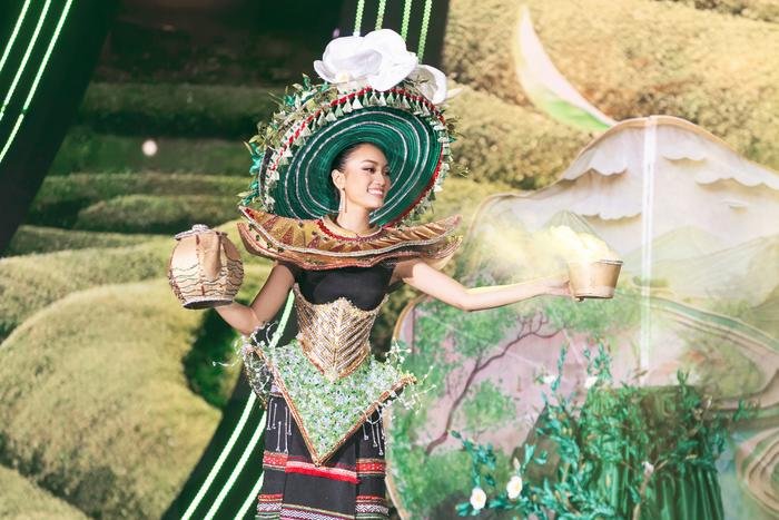 Nguyễn Minh Công kể hành trình vất vả để mang 40 trang phục dân tộc đến bán kết Miss Cosmo 2023 Ảnh 4