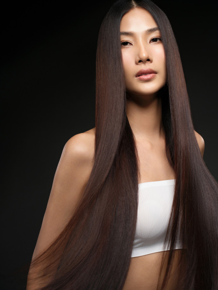 Thành quả Hoàng Thùy nhận được chính la mái tóc óng ả, suôn mượt