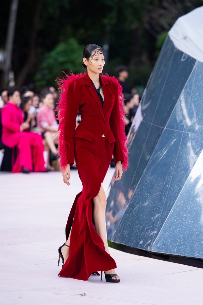 Hoàng Thùy tự tin 'chặt chém' những bộ đồ 'khó nhằn'