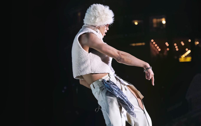 Nam ca sĩ được mệnh danh 'cỗ máy nhảy' khiến dân tình 'đỏ mặt' với chiếc quần táo bạo Ảnh 2