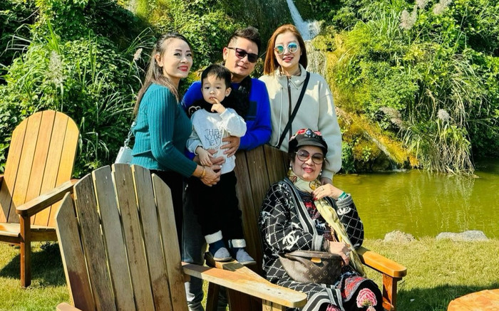 Bằng Kiều khoe ảnh đón Giáng sinh bên gia đình, diện mạo con trai thứ 4 gây chú ý Ảnh 2