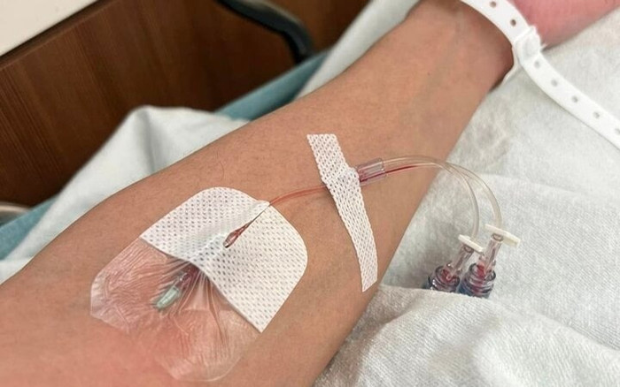 Nam ca sĩ Vbiz nhập viện cấp cứu ở Mỹ, nhiều đồng nghiệp cầu bình an Ảnh 2