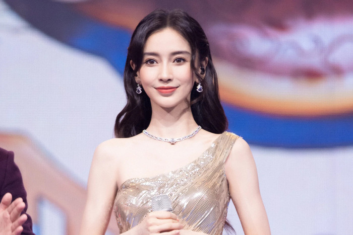Với nhan sắc xinh đẹp tựa búp bê, Angelababy từng là con cưng của nhiều thương hiệu. Theo kết quả tổng hợp được, con số này lên tới 12, với 3 thương hiệu Angelababy là đại diện/ đại sứ toàn cầu.