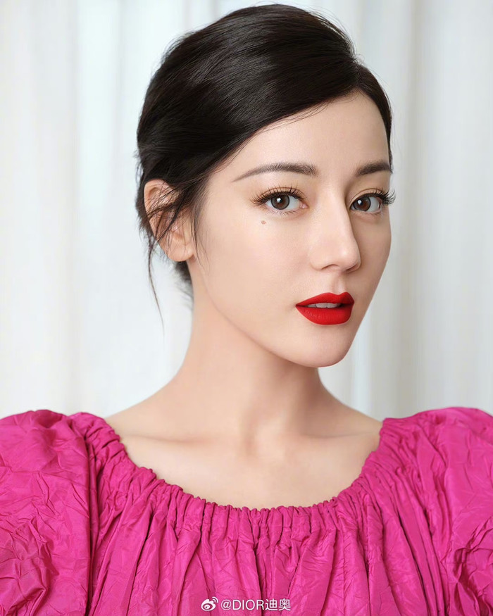 Địch Lệ Nhiệt Ba làm đại diện/ đại sứ toàn cầu cho 7 thương hiệu lớn, cao cấp, chỉ kém hơn duy nhất một mình Tiêu Chiến, tổng số thương vụ là 17.