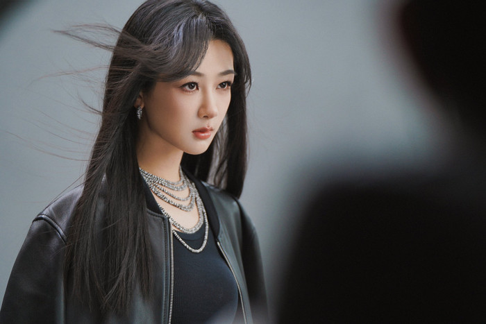 Giá trị thương mại của Dương Tử xếp sau Địch Lệ Nhiệt Ba, với 16 thương vụ.