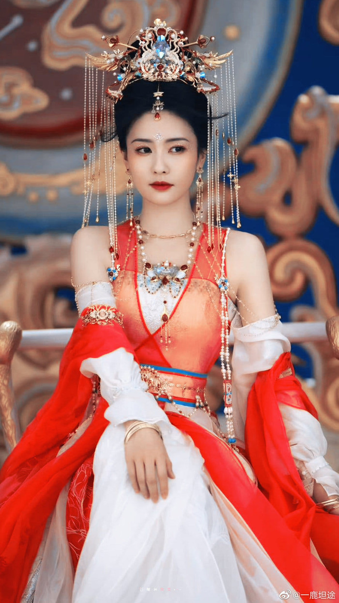 Tạo hình tân nương của Tang Tửu