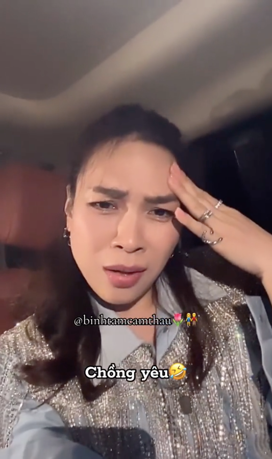 Nữ ca sĩ có biểu cảm hài hước.