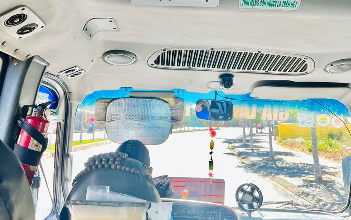 Xe buýt dán tấm bảng với nội dung đặc biệt, khách lên xe tự khắc lịch sự Ảnh 2