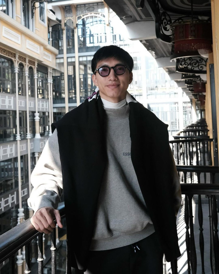 Đoàn Văn Hậu ăn vận trẻ trung, thoải mái tạo dáng khi được vợ chụp ảnh