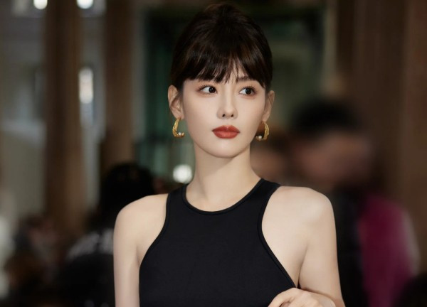 Ngoài Angelababy, một cái tên khác cũng đi xem Lisa hát tại Crazy Horse là Trương Gia Nghê - ngôi sao Diên Hi Công Lực cũng đã bị “gõ đầu”. 