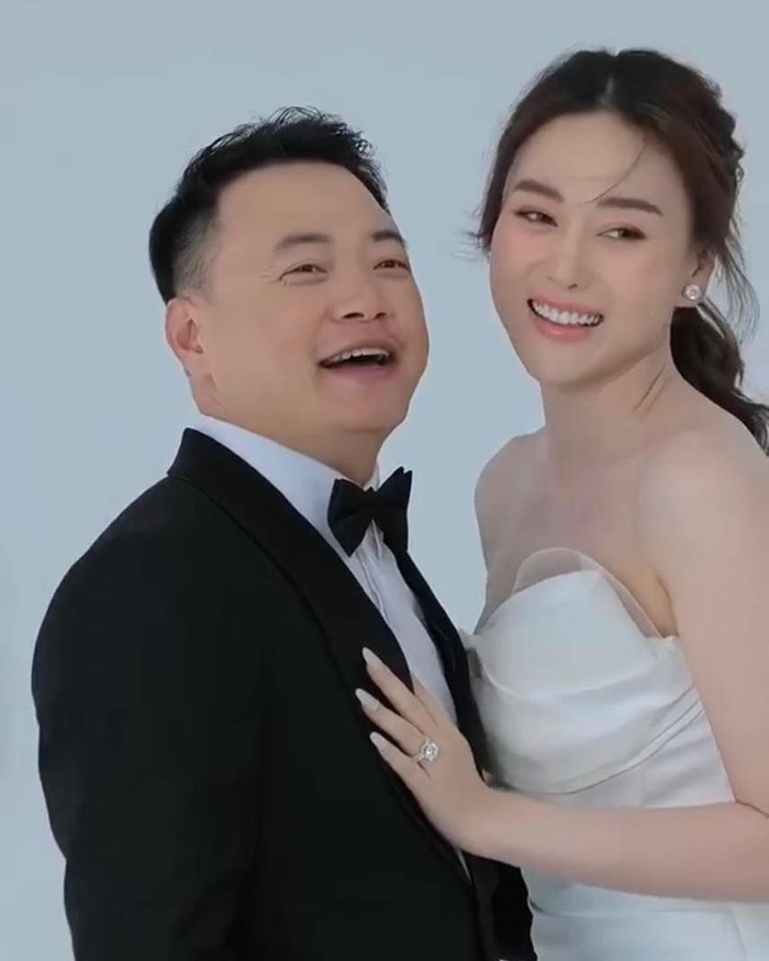 Vợ chồng Phương Oanh nở nụ cười đầy rạng rỡ