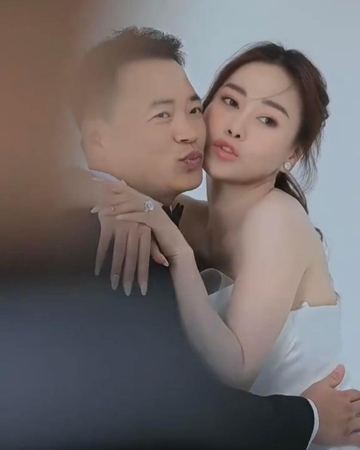Phương Oanh thoải mái tạo dáng 'nhí nhố' với Shark Bình