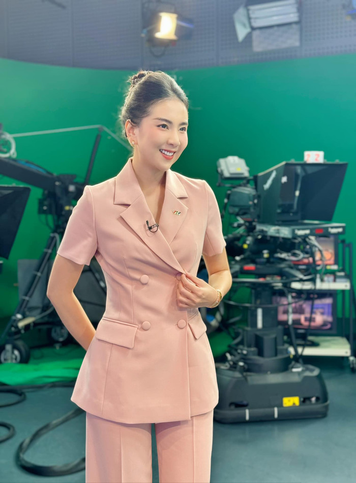 Hầu như nữ MC luôn ăn vận 'kín cổng cao tường' để phù hợp với tính chất công việc tại Đài Truyền hình Việt Nam